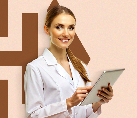 Uma mulher de jaleco está segurando um tablet.