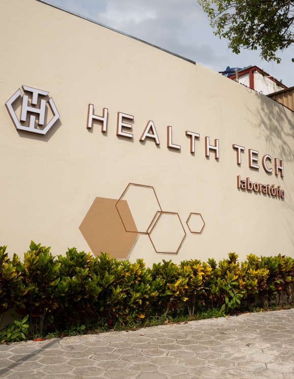 Uma placa de tecnologia de saúde está na lateral de um prédio