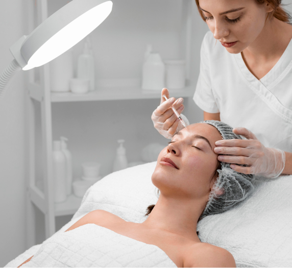 Uma mulher está fazendo um tratamento facial em um salão de beleza.