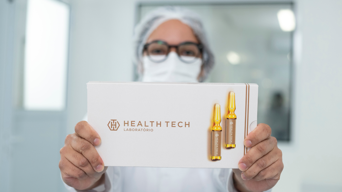 Uma mulher usando uma máscara está segurando uma caixa de produtos de tecnologia de saúde.